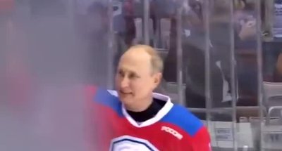 Putin hokey maçında yere düştü