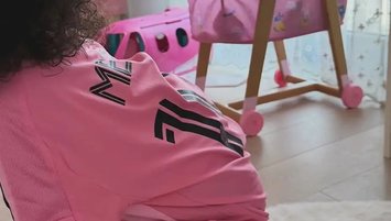 Messi forması giydi