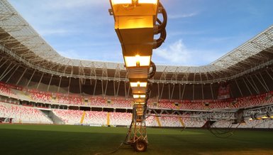 Sivasspor 4 Eylül Stadı çimlerine solaryum bakımı
