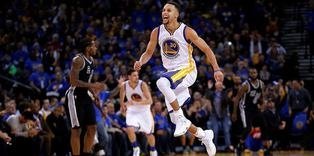 Curry, Warriors'ı sırtlamaya devam ediyor