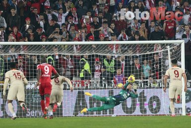 Galatasaray taraftarı Sivasspor maçı sonrası çıldırdı! Kulübün kapısından geçmesin