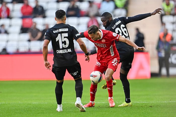 twente-besiktas-maci-ne-zaman-saat-kacta-hangi-kanalda-canli-yayinlanacak-uefa-avrupa-ligi-1738230539555.jpeg