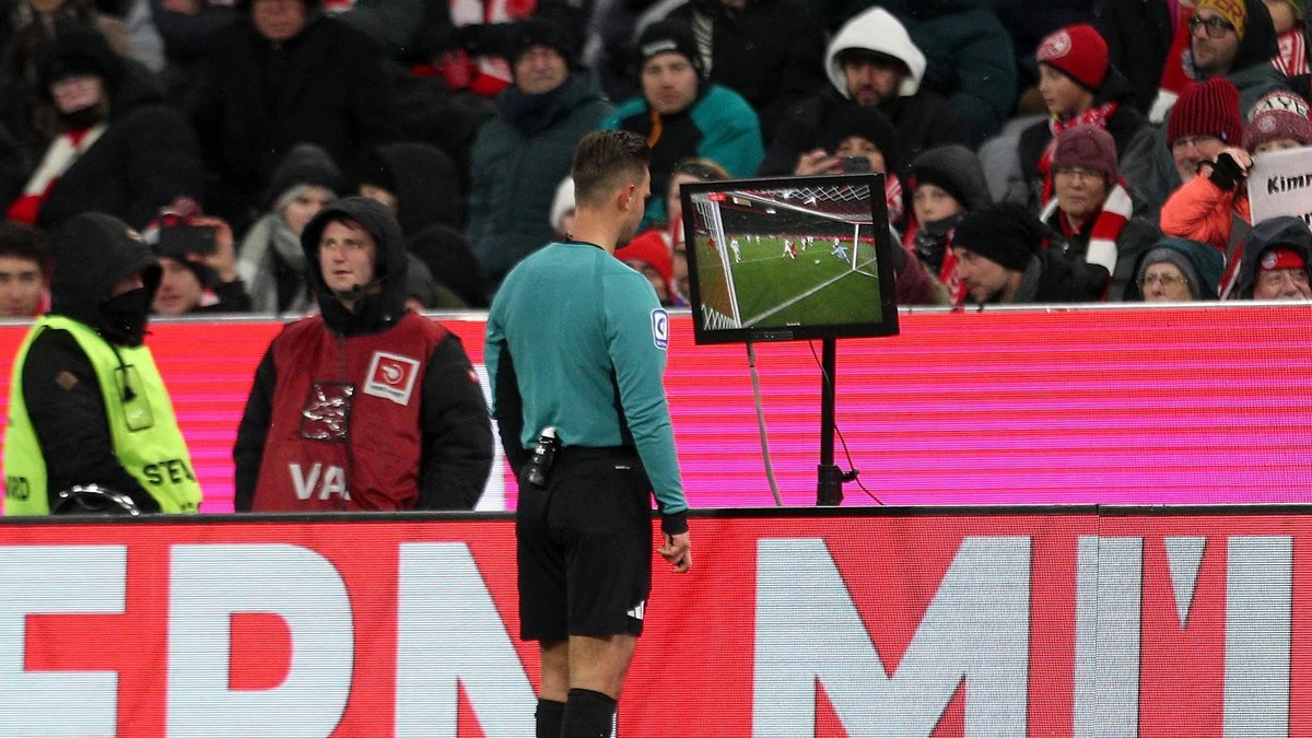 Bundesliga'da yeni dönem! Hakemler kararlarını anlık olarak açıklayacak Bundesliga'da yeni dönem! Hakemler kararlarını anlık olarak açıklayacak