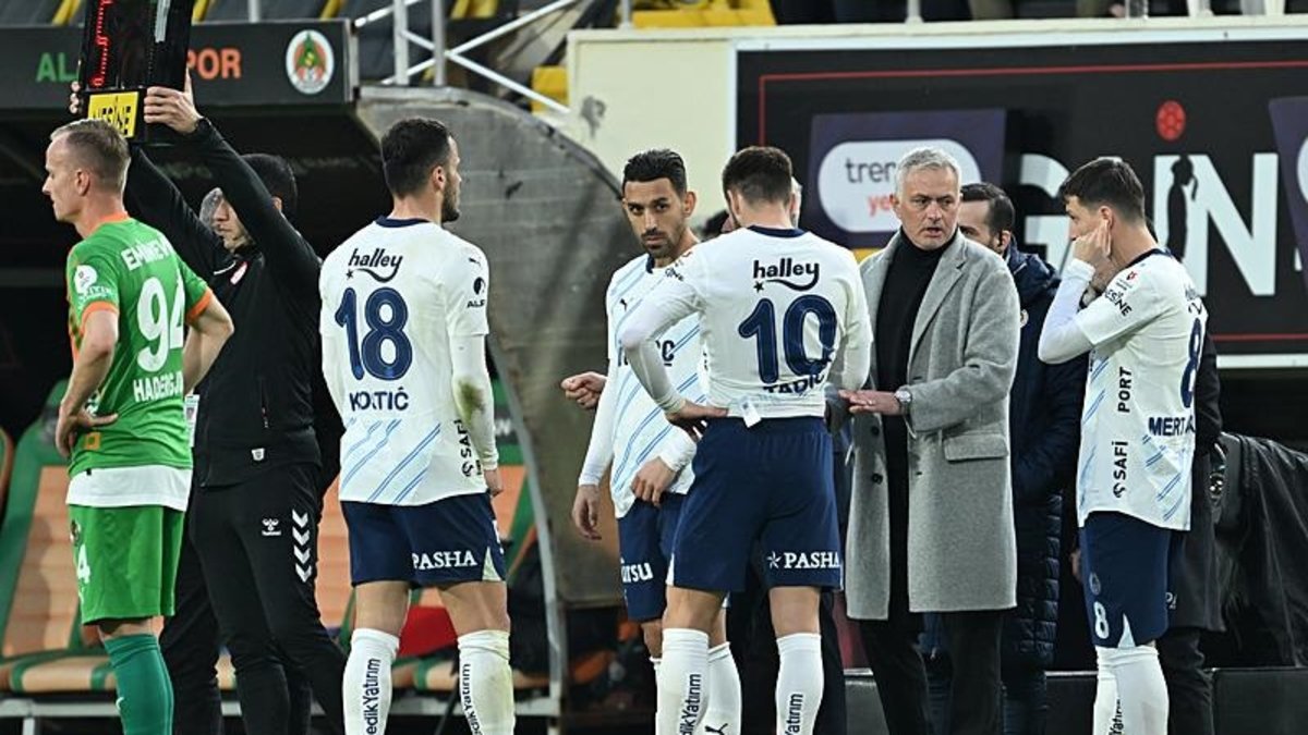 FENERBAHÇE HABERİ - Mourinho'dan mecburi stoper kararı! Anderlecht maçında o isim oynayacak FENERBAHÇE HABERİ - Mourinho'dan mecburi stoper kararı! Anderlecht maçında o isim oynayacak
