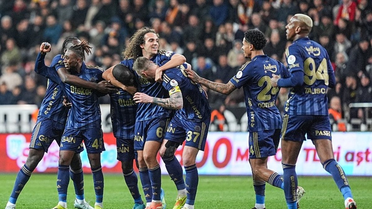 Fenerbahçe Kayseri'de 3 puanı 4 golle aldı!