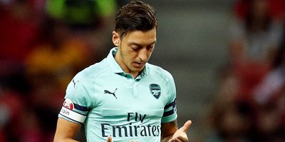 Mesut Özil'e Kâbe örtüsünden parça hediye edildi!