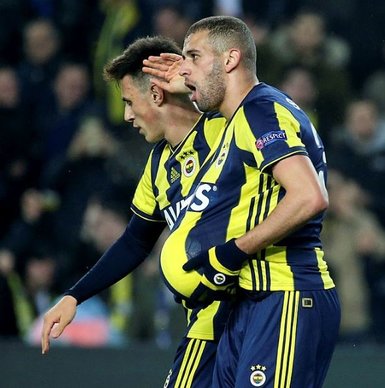 Fenerbahçe maçında ilginç görüntü! Soyundular...