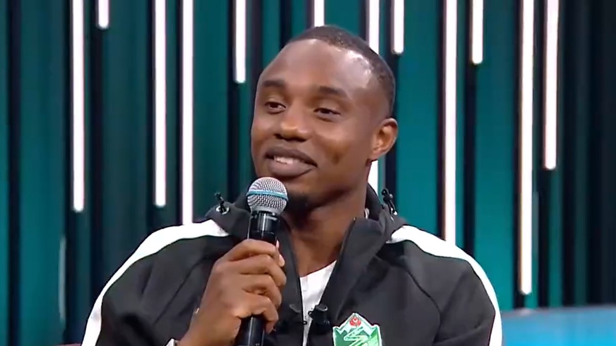 Fode Koita 'Kabe'de Hacılar' ilahisini söyledi | İZLE