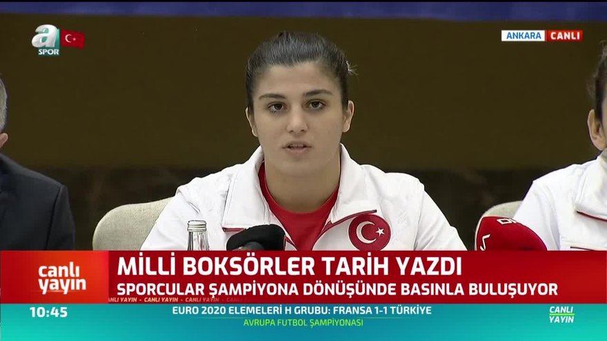 Busenaz Sürmeneli: Askerlerimizin yüzünü güldürebildiysem ...