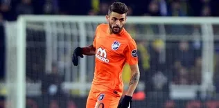 Tribünün altındaki küçük bir odada...