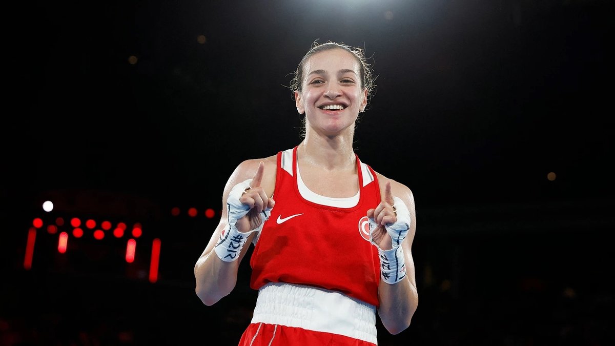 Buse Naz Çakıroğlu çeyrek final'<blockquote class=twitter-tweet><br><p lang=tr dir=ltr>🇹🇷 BUSE NAZ ÇAKIROĞLU ÇEYREK FİNALDE!<br><br>🥊 Fenerbahçeli Milli boksörümüz Buse Naz Çakıroğlu, Dünya Boks Şampiyonasıamp;#39;nda Venezuelalı Del Valle Cardozo