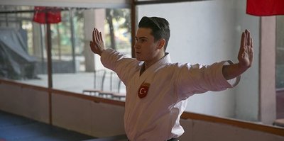 Karateci Özdemir zirveden inmek istemiyor