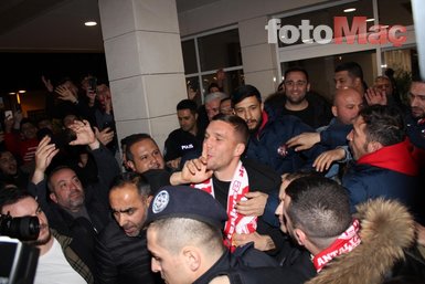 Antalya’da Podolski rüzgarı! Yıldız oyuncu şehre böyle geldi