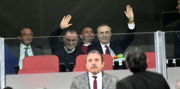 İmparator locadan izledi