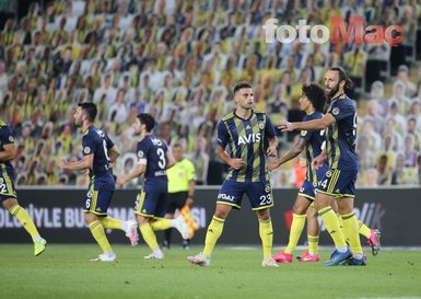 Fenerbahçe-Sivasspor maçı sonrası dikkat çeken kare! Belözoğu ve Mert Hakan...