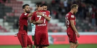 Adını gruplara yazdırdı