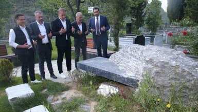Trabzonspor Teknik Direktörü Abdullah Avcı Özkan Sümer'in mezarını ziyaret etti