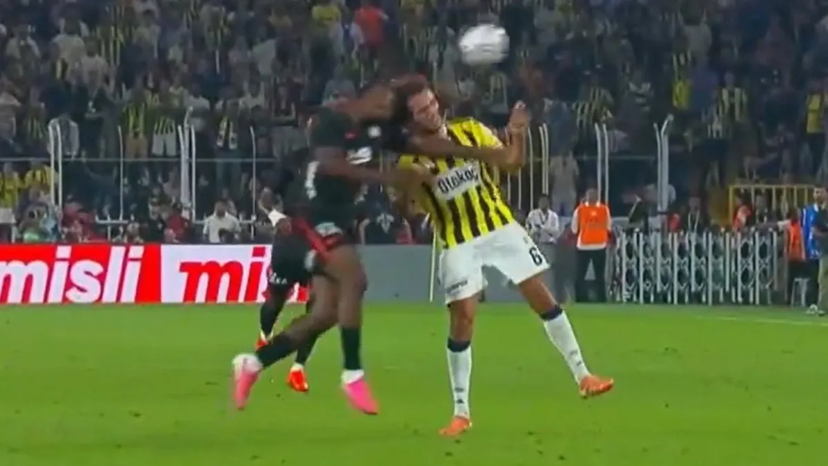 Derbide korkutan an! İki yıldız kafa kafaya çarpıştı