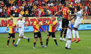 Göztepe'de futbolcular ve taraftarlar birbirine girdi