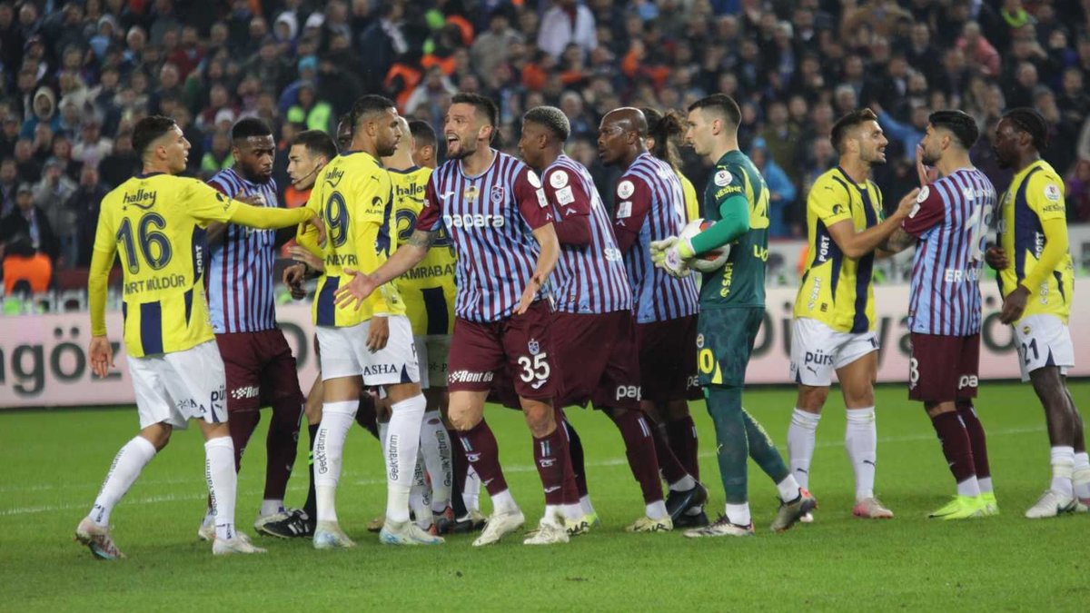 Kadıköy'de dev randevu! İşte Fenerbahçe-Trabzonspor maçının 11'leri Kadıköy'de dev randevu! İşte Fenerbahçe-Trabzonspor maçının 11'leri