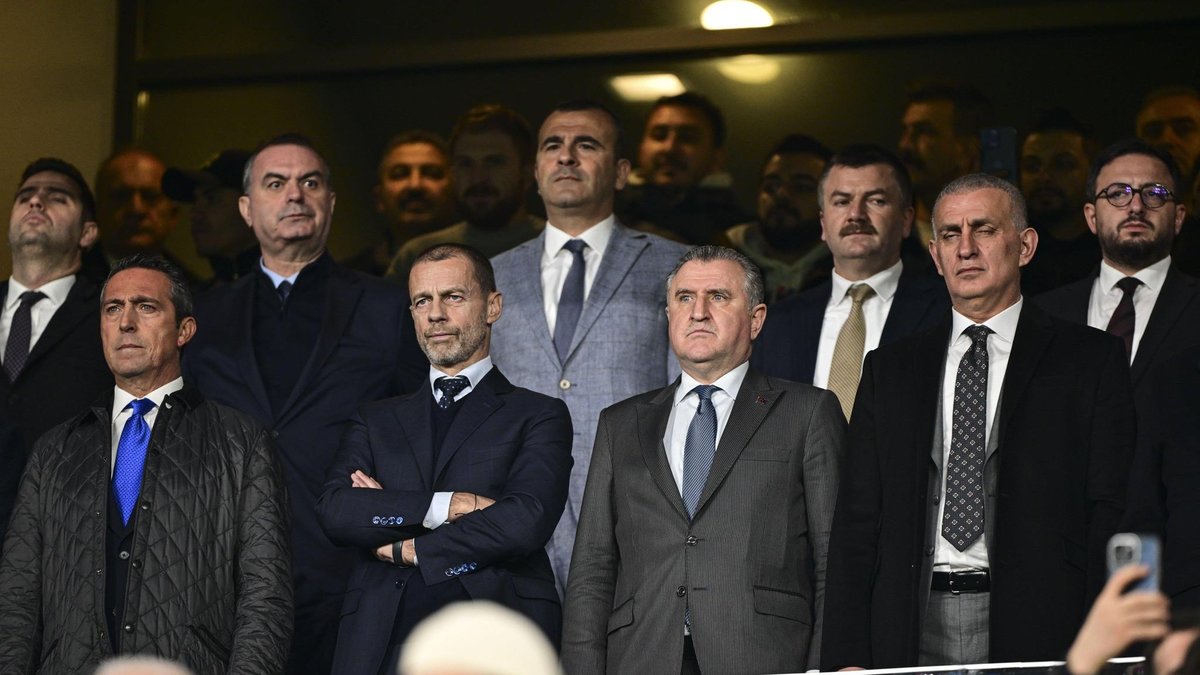 Gençlik ve Spor Bakanı Osman Aşkın Bak ile Alexander Ceferin maçı takip etti