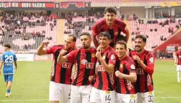 Es Es'ten yıldırım atağı!