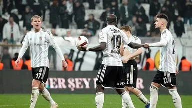 Tribünlerden ıslıklı protesto