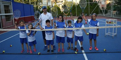 Geleceğin tenisçileri Yunusemre’de yetişiyor