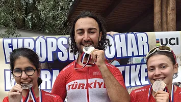 Para bisikletçiler tarih yazdı