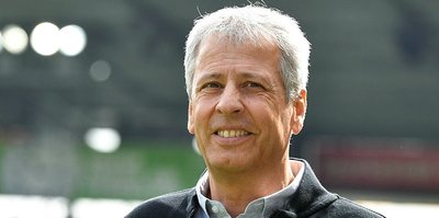 Favre extends contract with Dortmund
