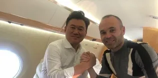 İşte İniesta’nın yeni takımı! Uçakta poz verdiler...