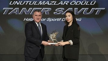 Taner Savut’un ödülünü eşi aldı