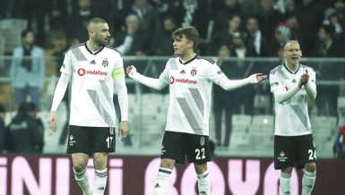 Karanlık kuruldu geceye