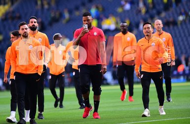 Fenerbahçe-Galatasaray maçı öncesi Belhanda sahaya çıktı ve... İşte o anlar...