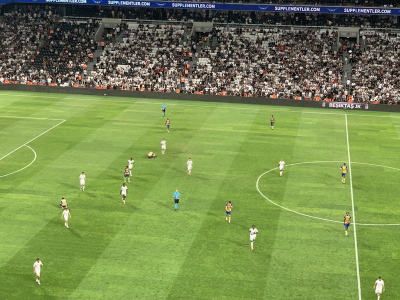besiktas-taraftarindan-buyuk-tepki-ilk-yarinin-sona-ermesiyle-birlikte-1756404647638.jpg