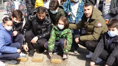 Mehmet Topal ve Şener Özbayraklı'dan sokak hayvanları için mama bağışı!