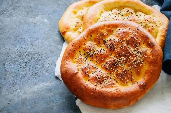 ramazan-pidesi-tarifi-evde-citir-citir-susamli-corek-otlu-pide-yapimi-pide-hamuru-malzemeler-tarifi-ve-yapilis-1679560583660.jpeg
