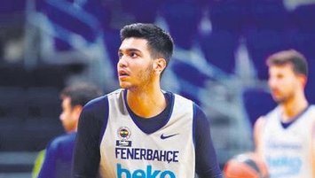 Genç oyuncu bileğini kırdı