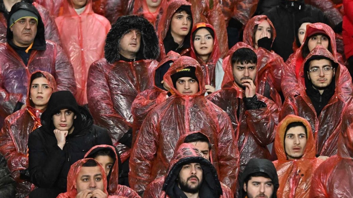 Hem sahada hem tribünde
