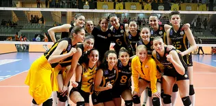 Vakıfbank yolu yarıladı