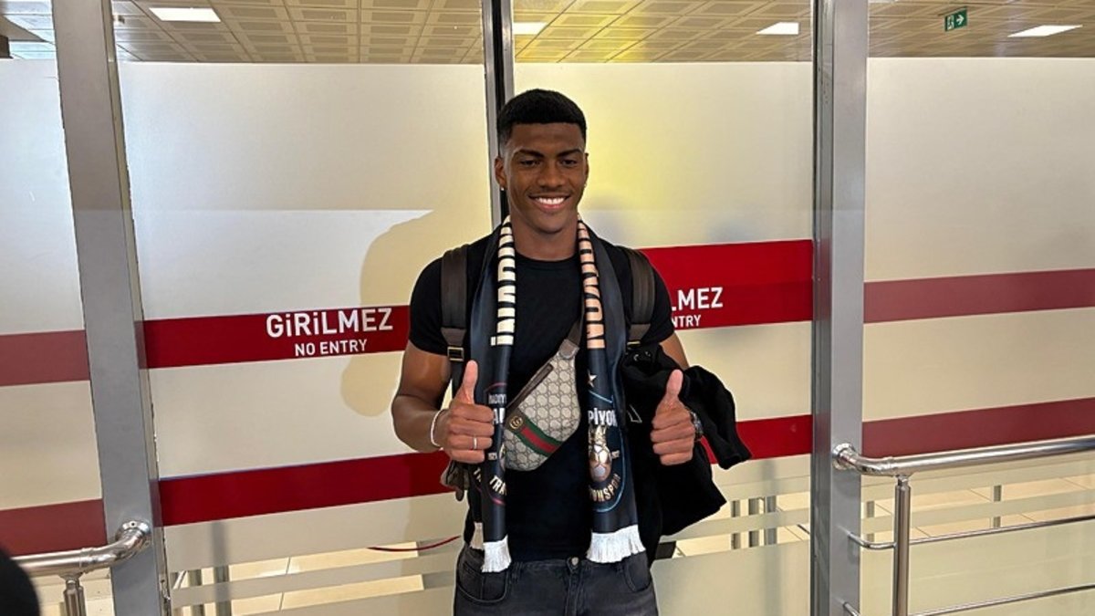Trabzonspor'un yeni transferi Felipe Augusto Trabzon'da! Trabzonspor'un yeni transferi Felipe Augusto Trabzon'da!