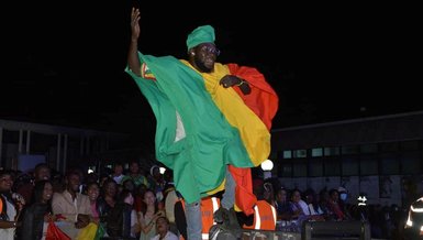 Afrika Uluslar Kupası'nı kazanan Senegal'in taraftarları Kamerun sokaklarında coşkuyla eğlendi