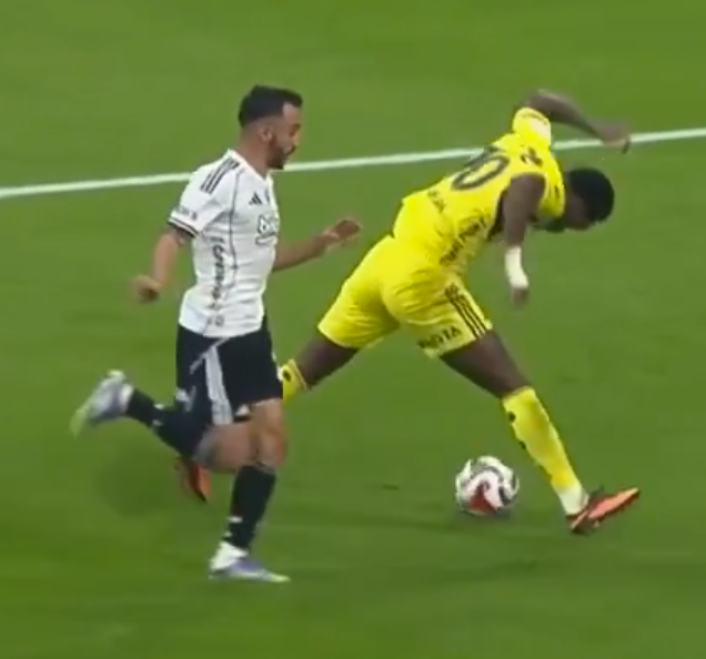 fenerbahce-penalti-bekledi-iste-o-pozisyon-1762110582779.png