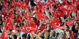 Yüreklerin gönderine Türk bayrakları çekildi