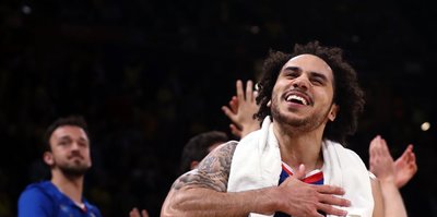 Shane Larkin Anadolu Efes'te kaldı