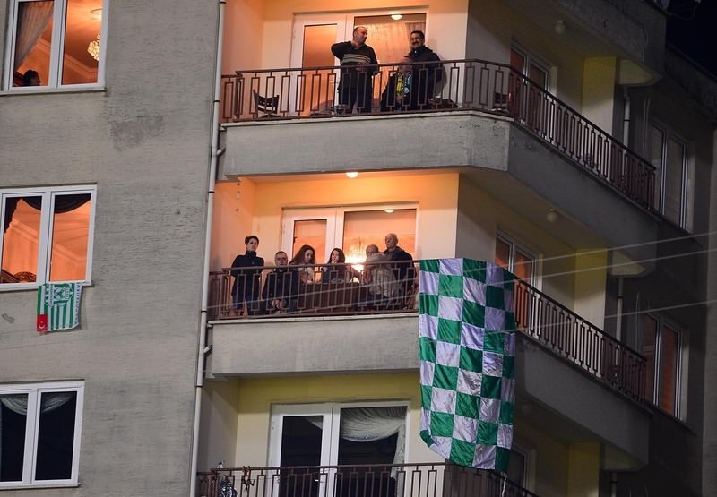 Hem stat hem balkonlar doldu