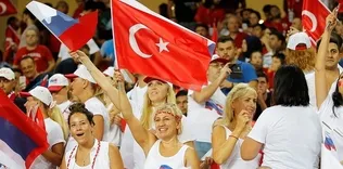 Tribünlerde dostluk rüzgarı