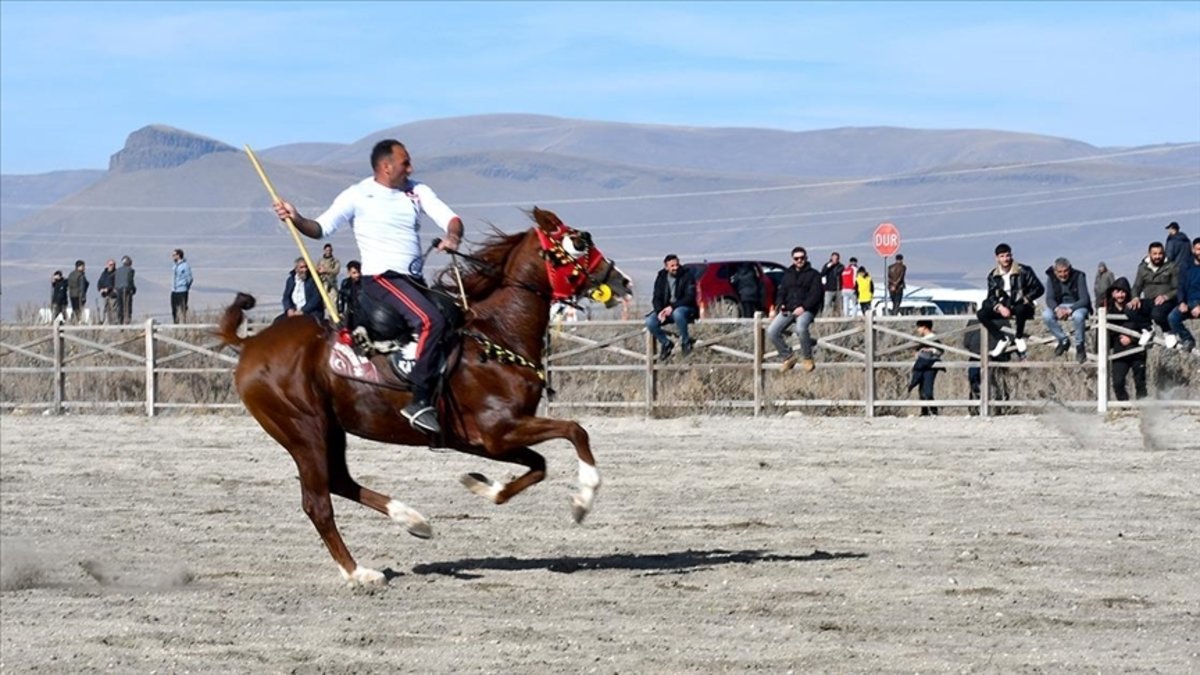 Kars'ta cirit ve at yarışlarında sporcular kıyasıya mücadele etti!