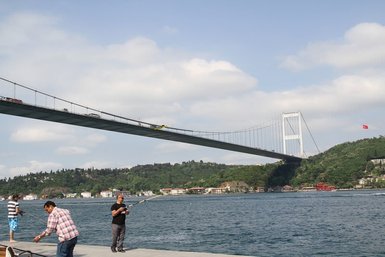 Köprülerde Fenerbahçe bayrakları