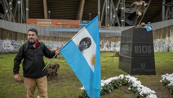 Napoli Maradona'yı ölüm yıl dönümünde unutmadı